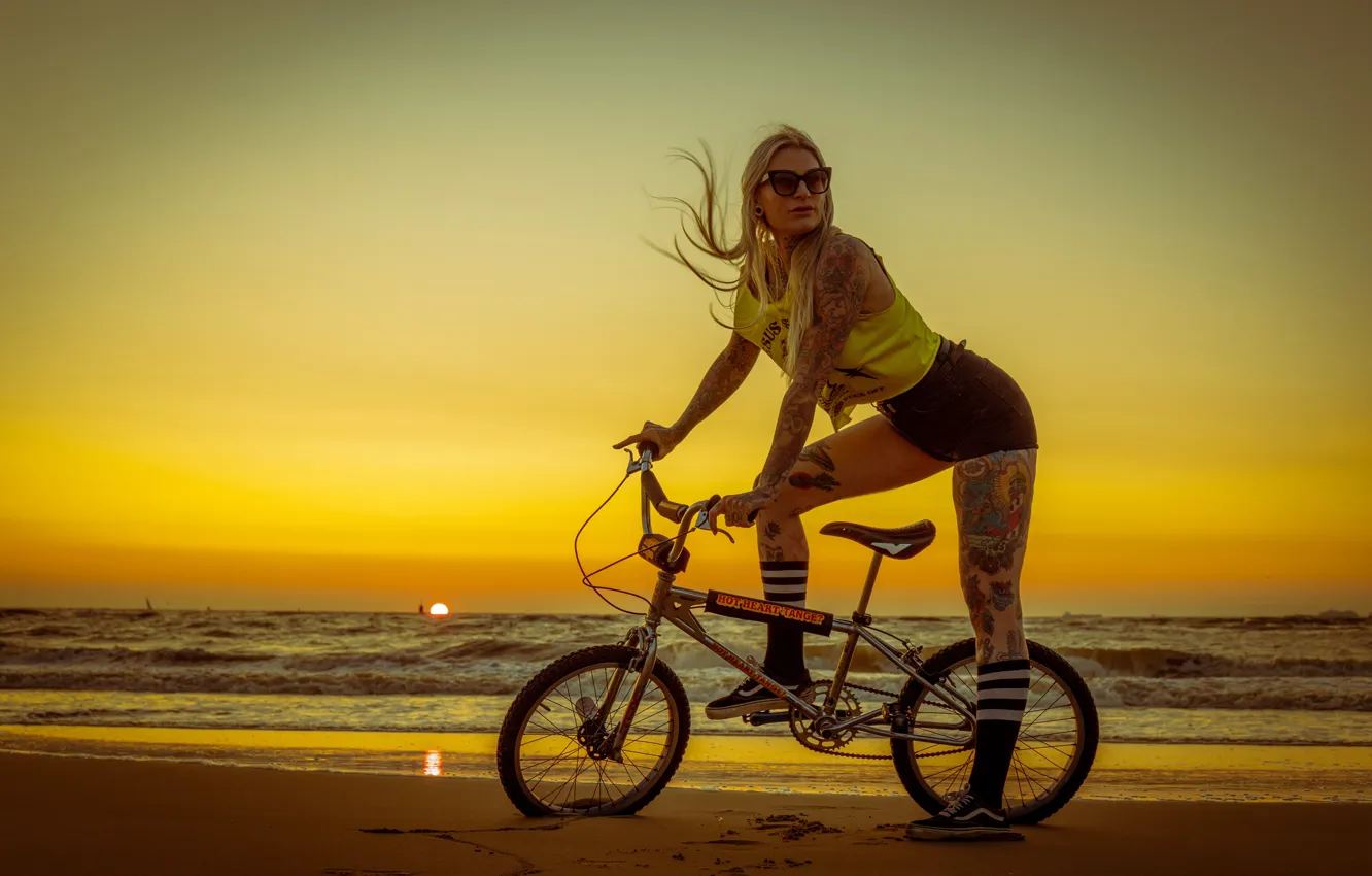 Фото обои море, пляж, девушка, закат, велосипед, поза, шорты, тату