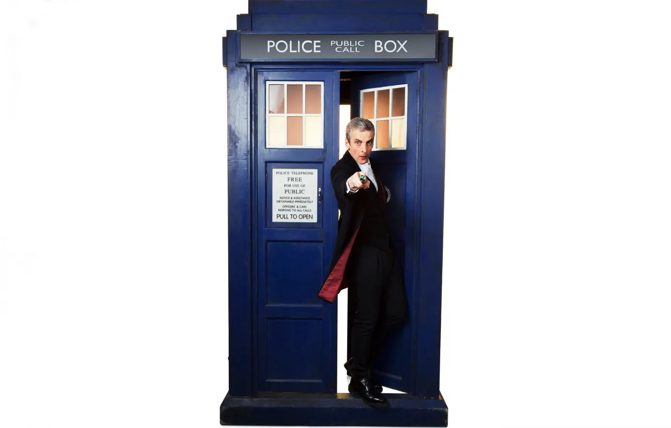Фото обои взгляд, костюм, актер, белый фон, мужчина, будка, Doctor Who, Доктор Кто