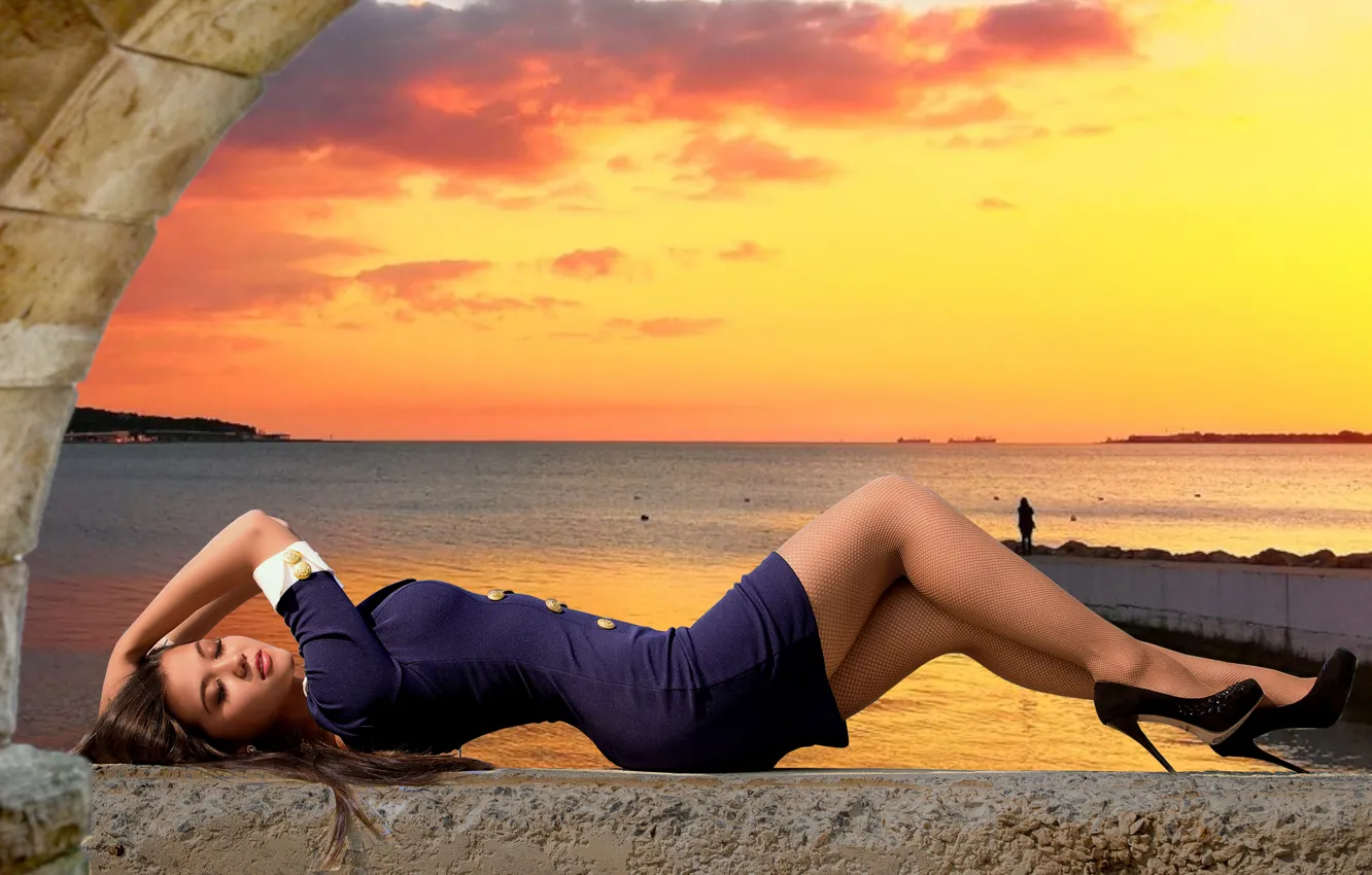 Фото обои girl, dress, legs, sunset, lying
