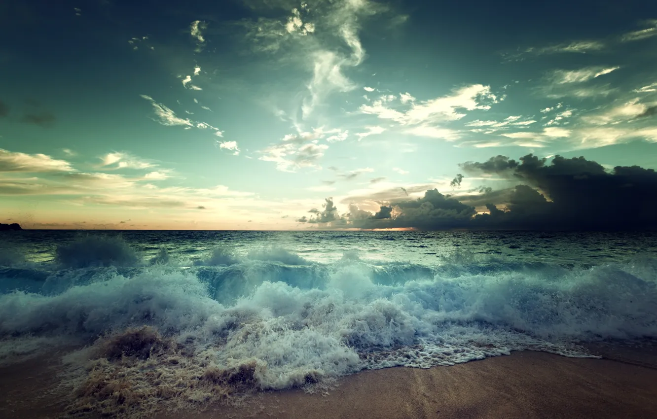 Фото обои песок, море, волны, тучи, берег, прибой