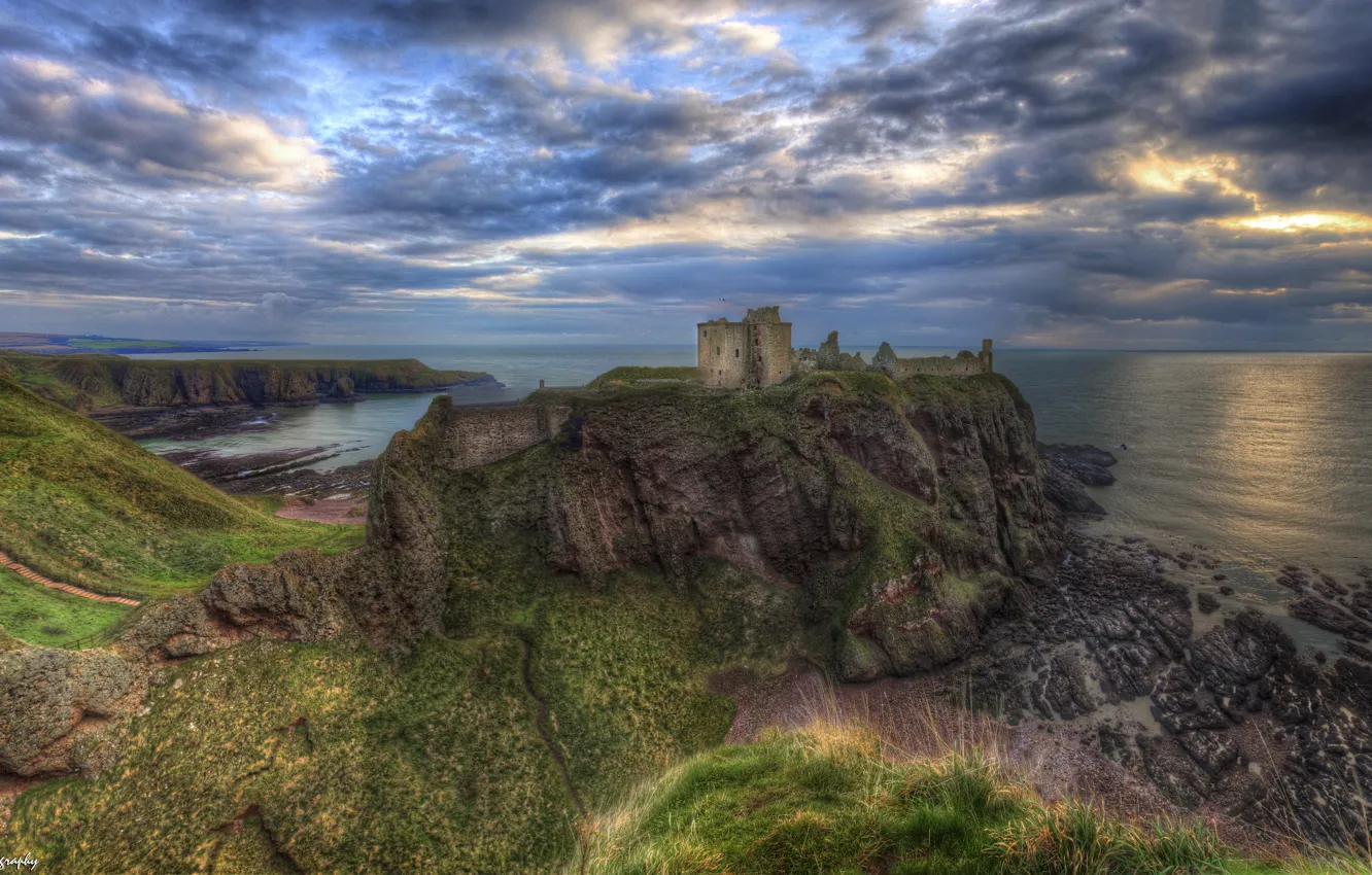 Фото обои море, облака, закат, скала, замок, побережье, Шотландия, горизонт