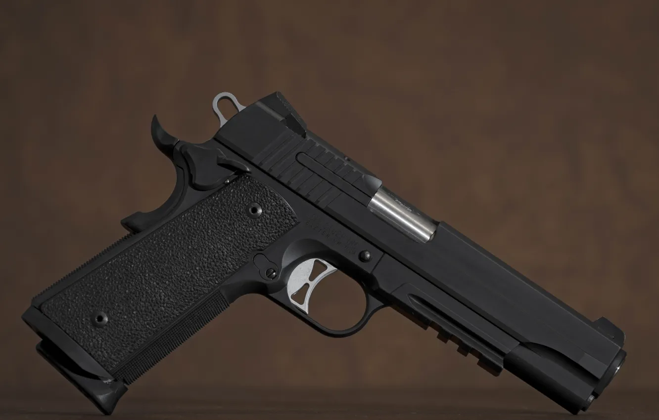 Фото обои пистолет, фон, Sig Sauer, Tacops 1911
