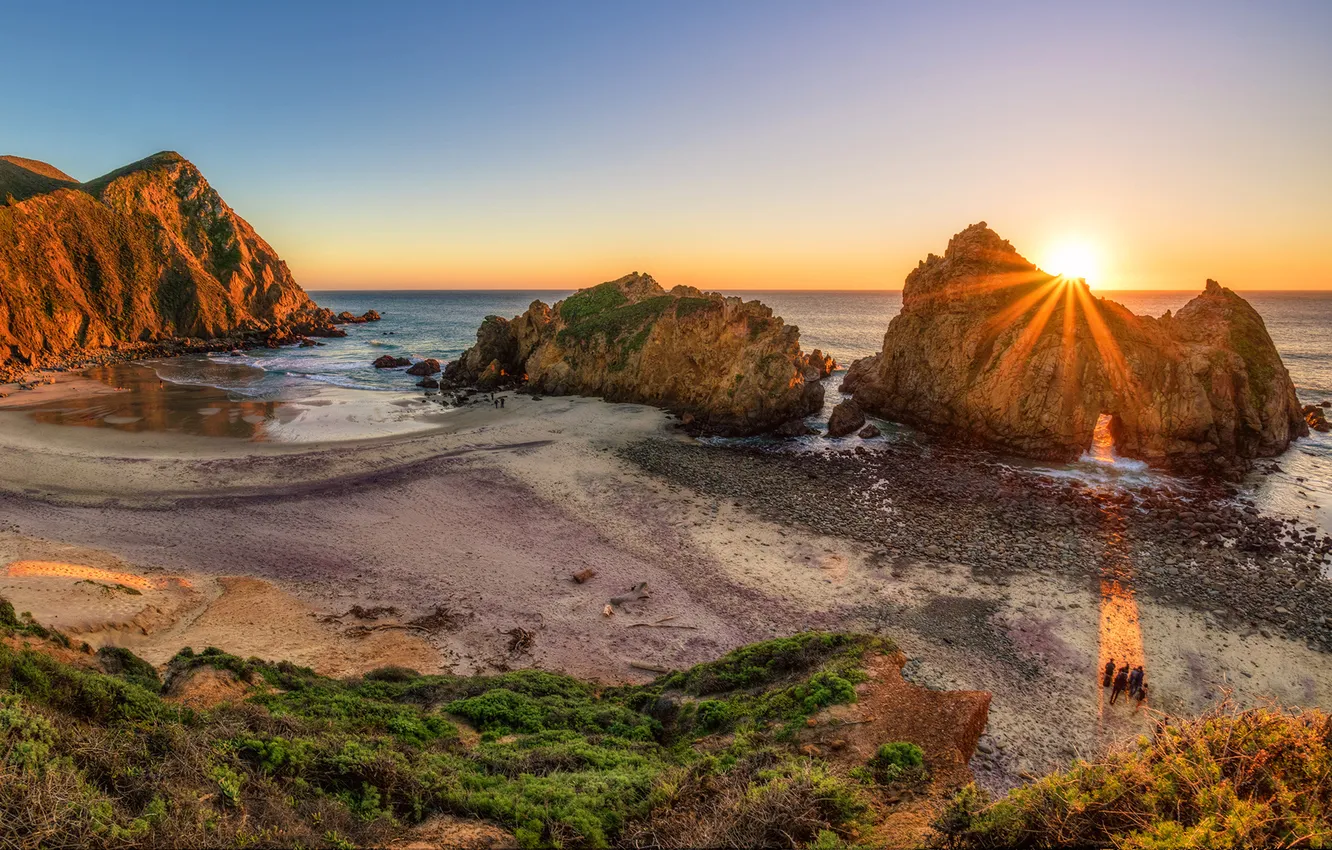 Фото обои море, закат, камни, скалы, побережье, горизонт, лучи солнца, California