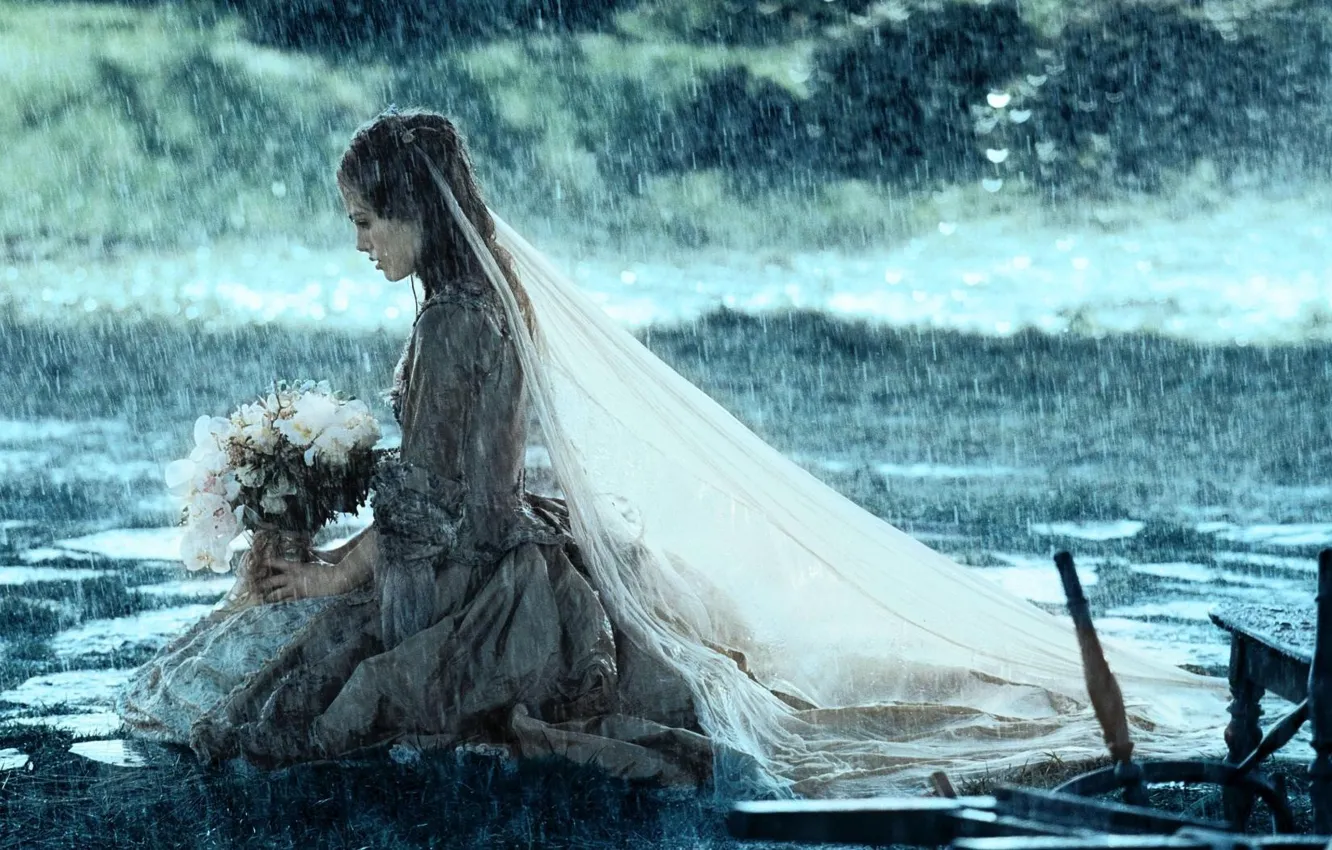 Фото обои девушка, дождь, букет, Кира Найтли, фата, нееста, сундук мертвеца, элизабет суонн