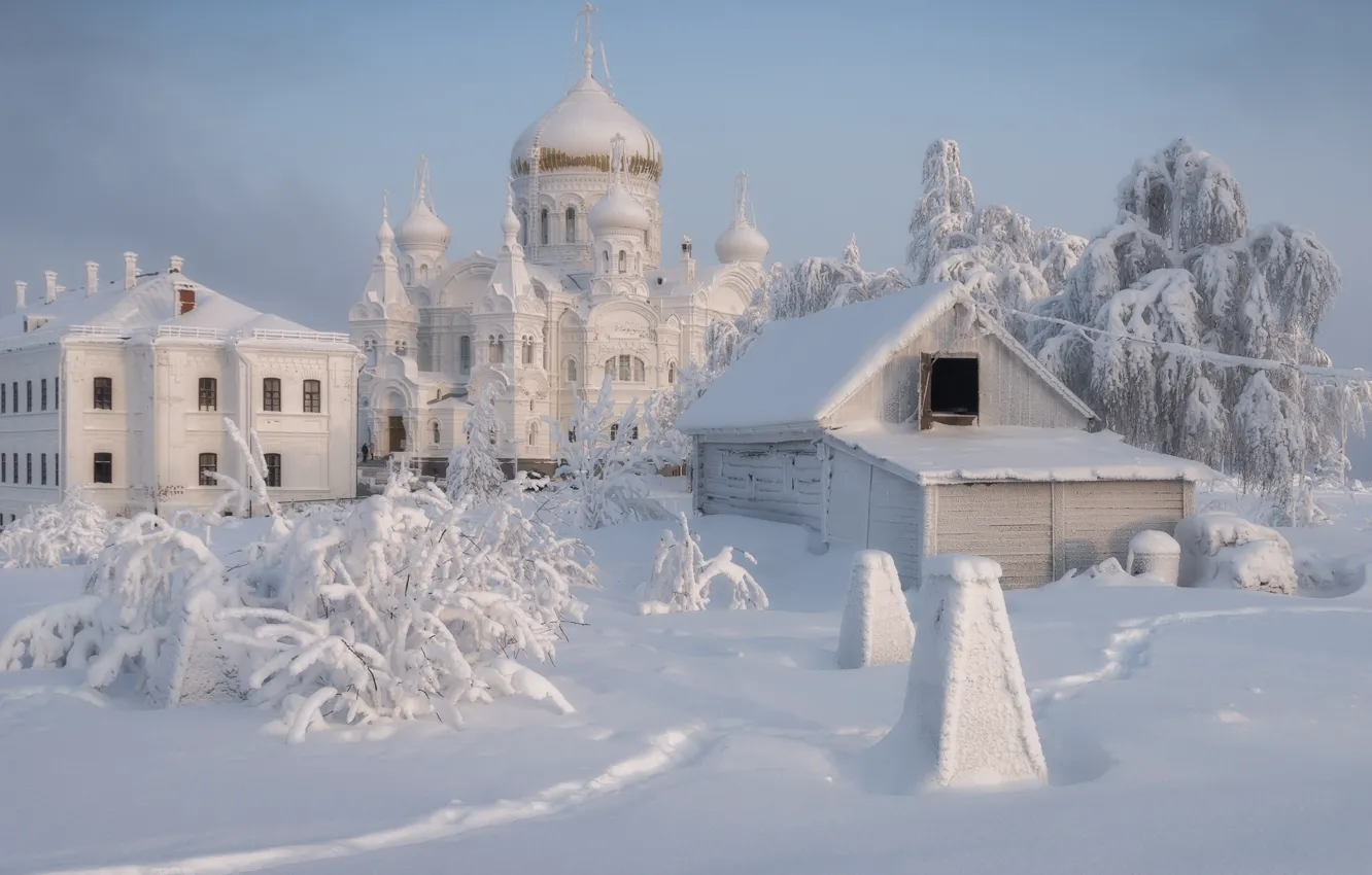 Фото обои зима, снег, пейзаж, храм, монастырь, купола, Пермский край