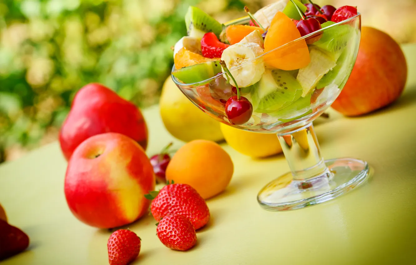 Фото обои вишня, ягоды, яблоко, апельсин, киви, клубника, груша, фрукты