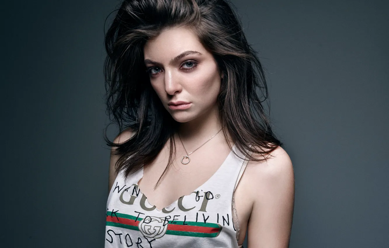 Фото обои майка, брюнетка, певица, singer, тёмный фон, gucci, Лорд, Lorde