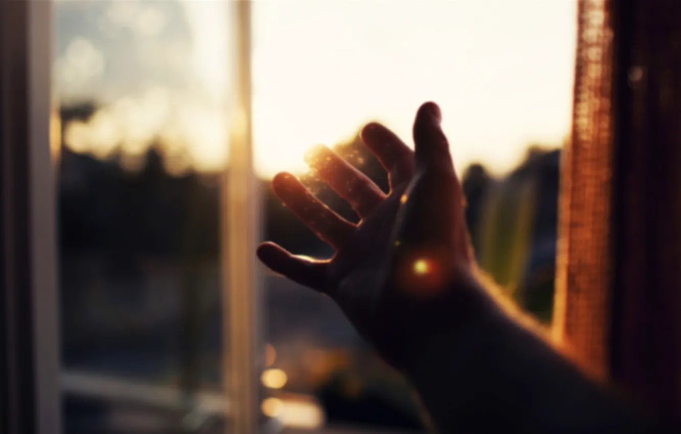 Фото обои солнце, тепло, руки, окно, лучи солнца