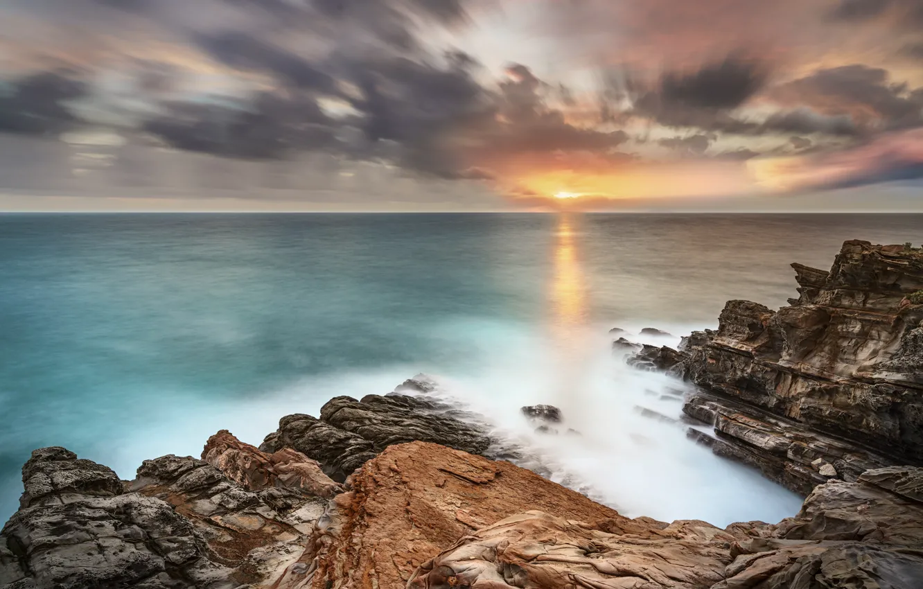 Фото обои море, солнце, тучи, скалы, берег