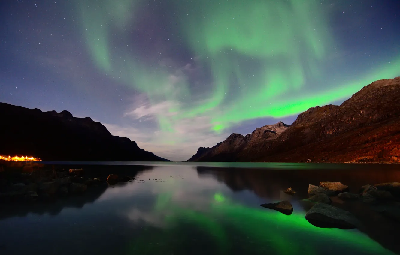 Фото обои звезды, горы, ночь, отражение, северное сияние, Норвегия, залив
