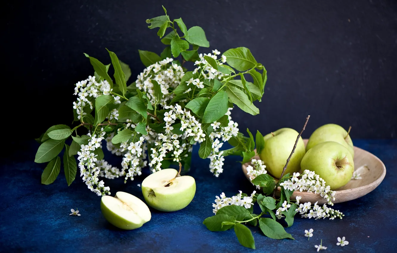 Фото обои ветки, тарелка, Spring, черёмуха, зелёные яблоки