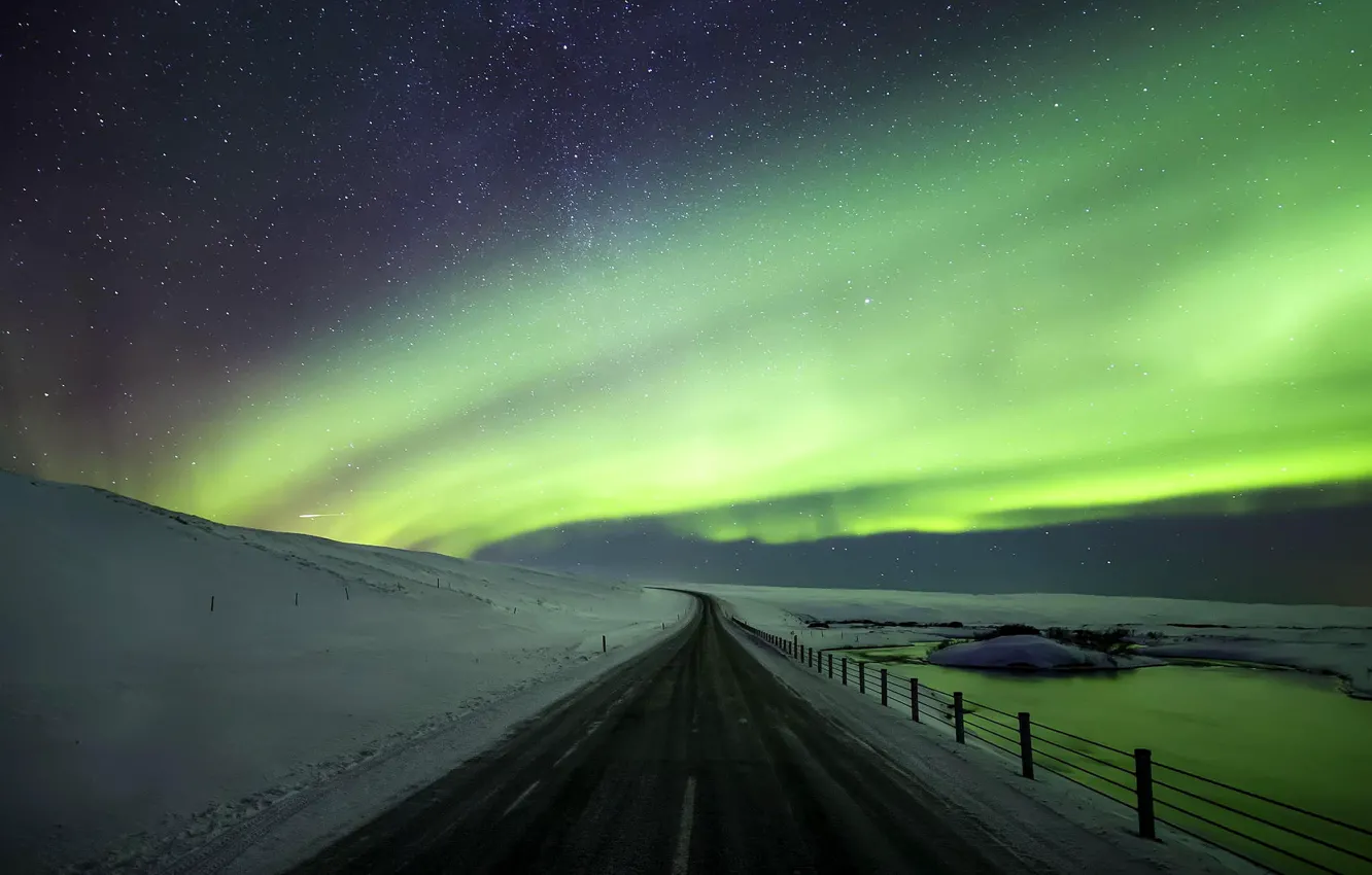 Фото обои зима, дорога, небо, звезды, снег, ночь, природа, северное сияние
