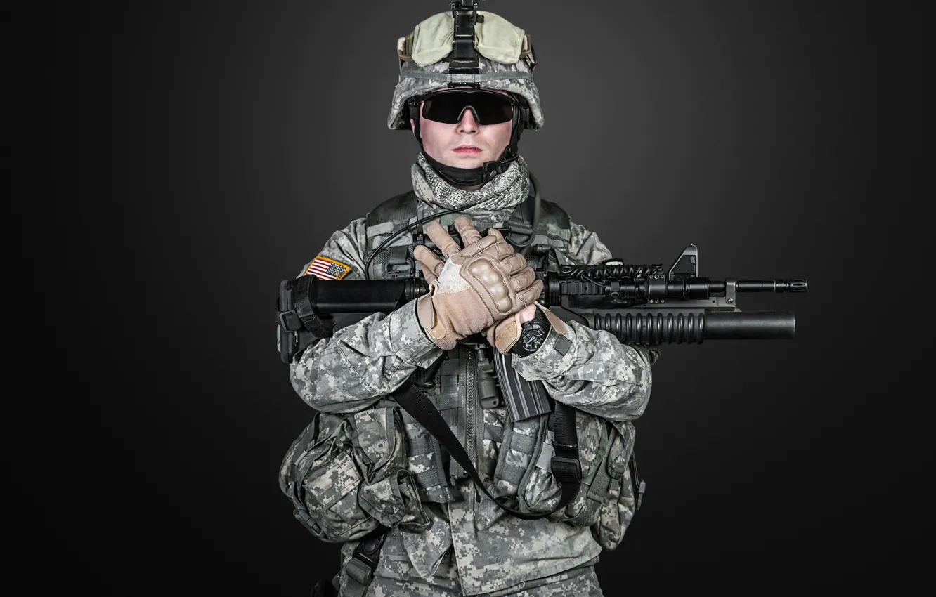 Фото обои поза, оружие, очки, солдат, автомат, перчатки, шлем, камуфляж