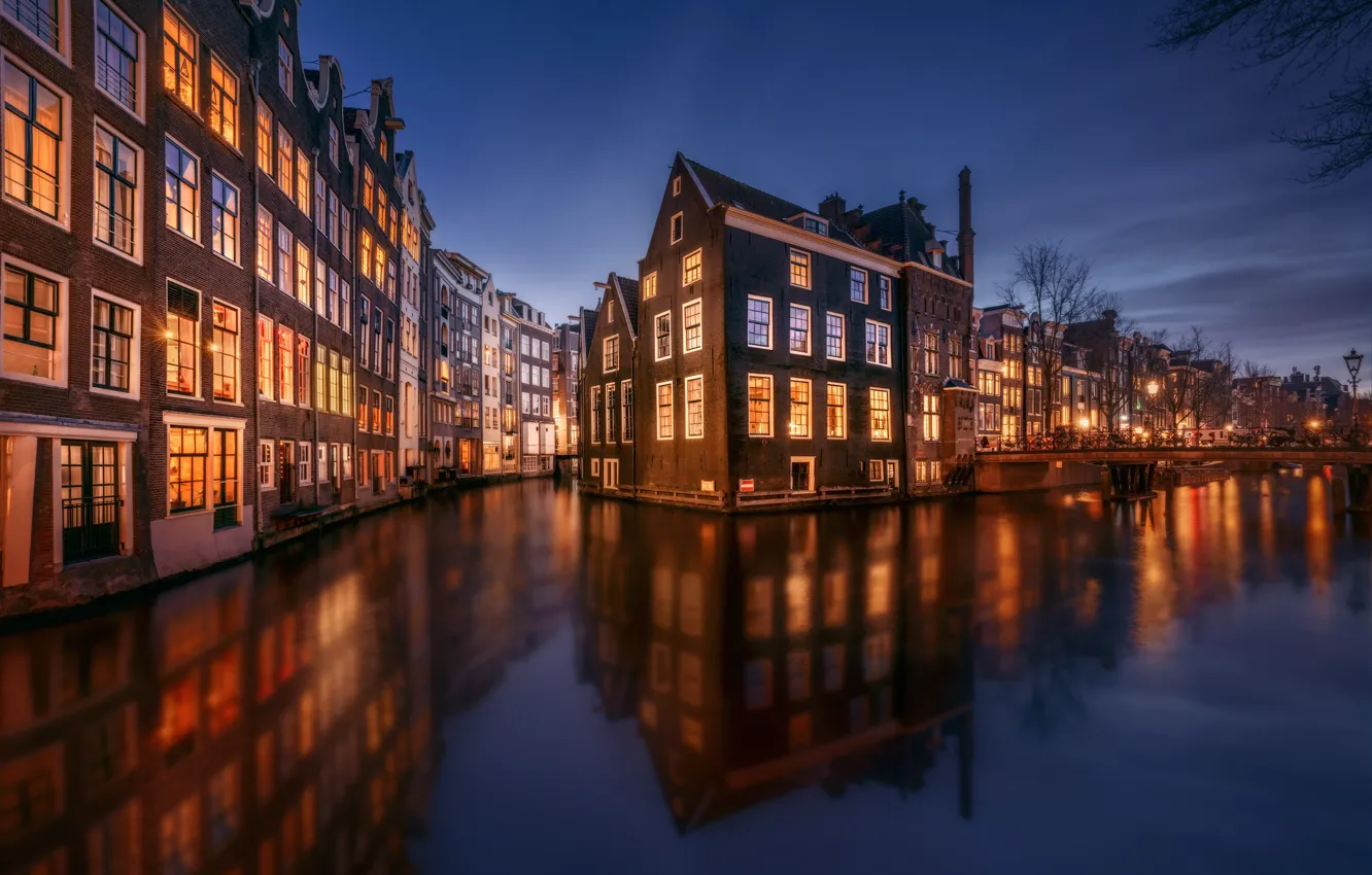 Фото обои свет, ночь, город, огни, отражение, улица, дома, окно