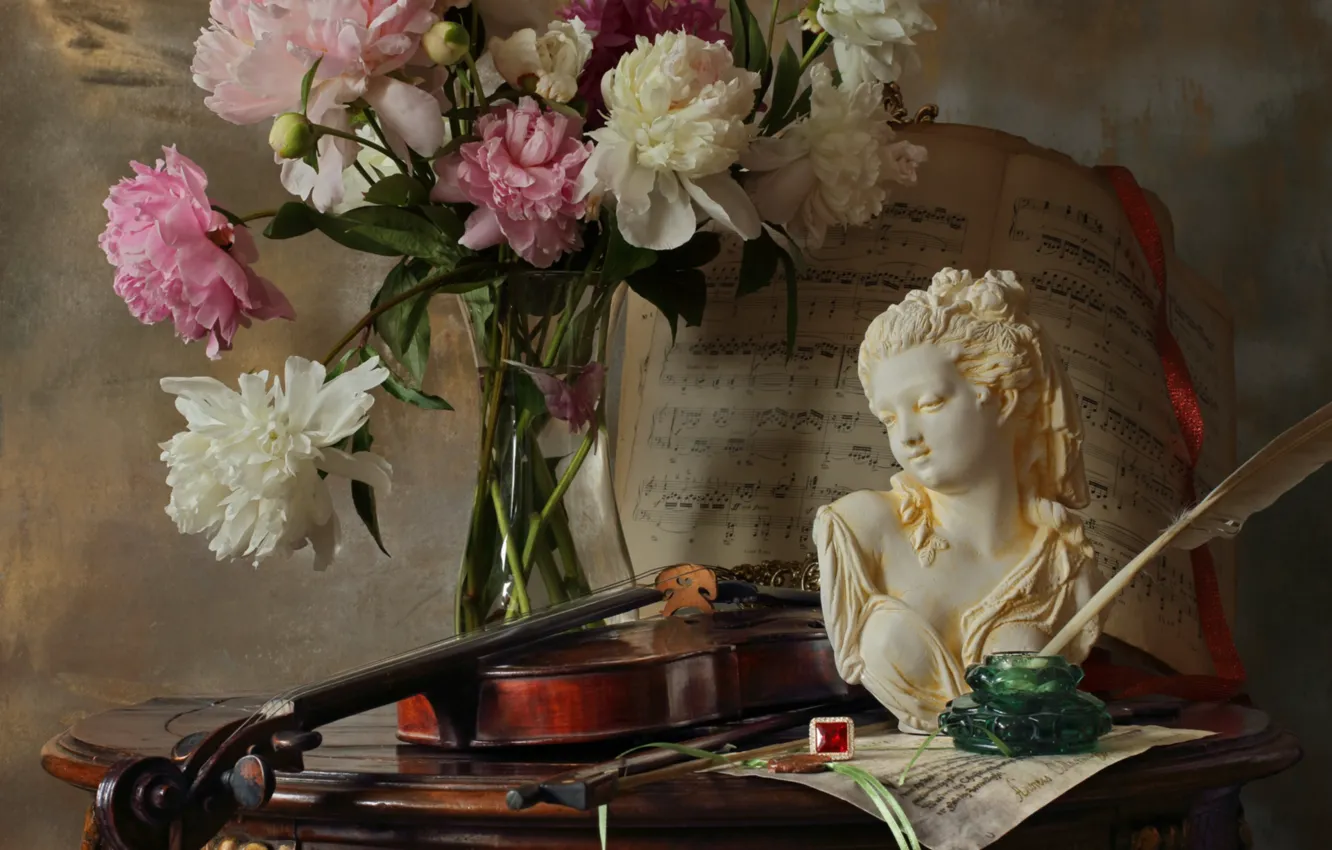 Фото обои девушка, ноты, перо, скрипка, букет, статуэтка, натюрморт, перстень