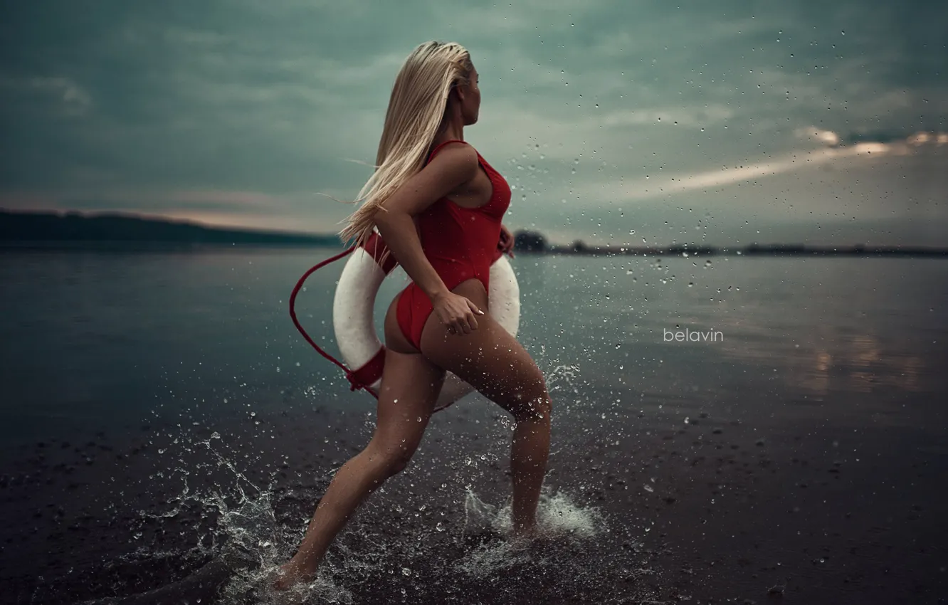 Фото обои купальник, вода, девушка, брызги, спасательный круг, belavin, Александр Белавин