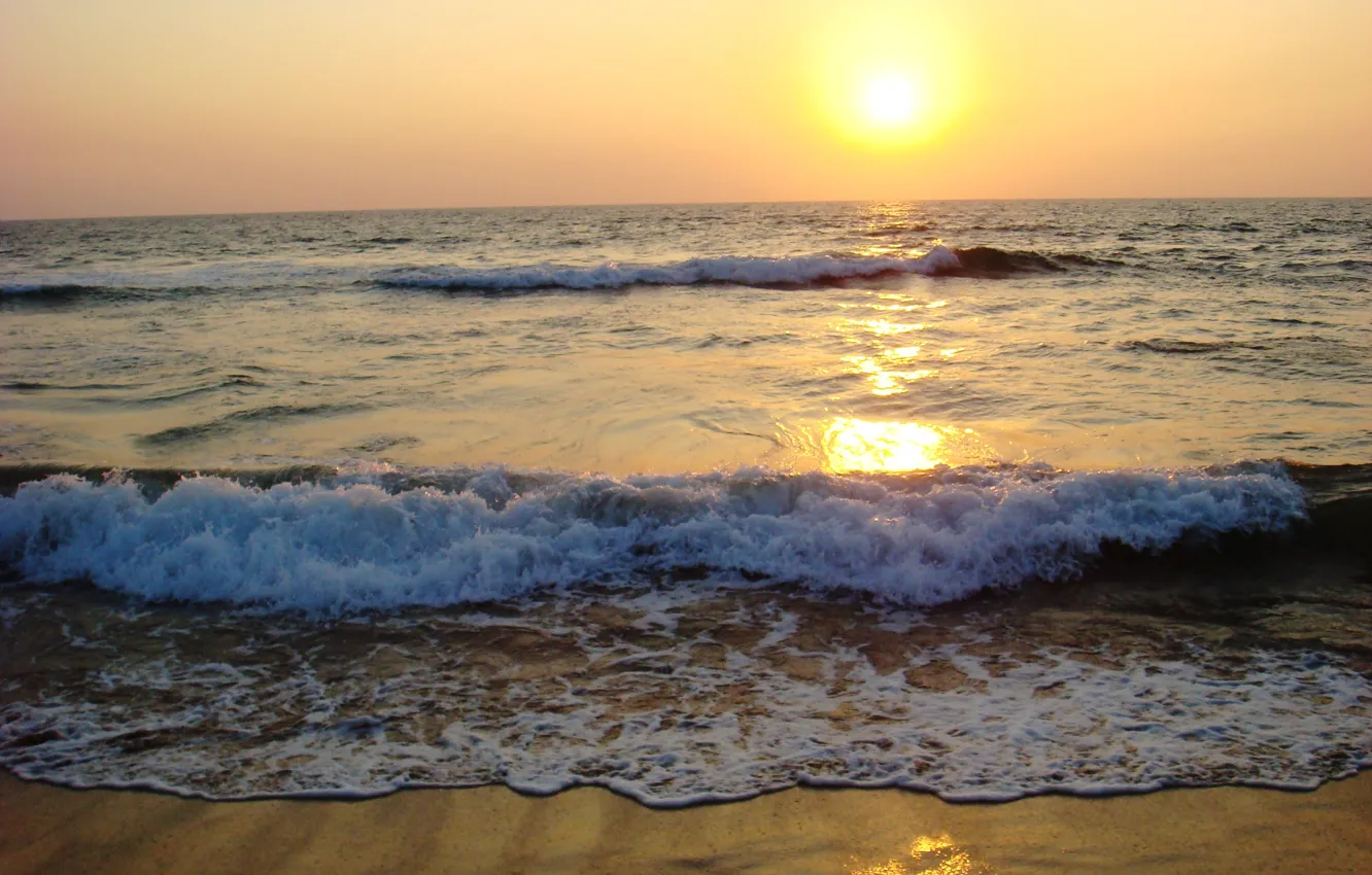 Фото обои море, волны, пена, солнце, закат, природа, берег