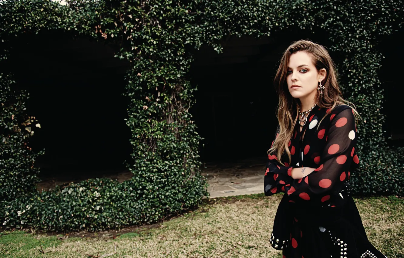 Фото обои украшения, поза, макияж, сад, платье, актриса, прическа, шатенка