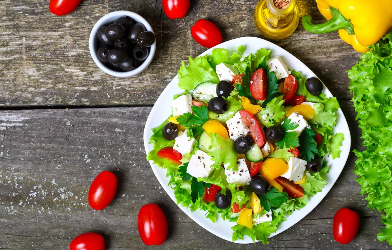 Фото обои листья, масло, сыр, тарелка, перец, помидоры, оливки, салат