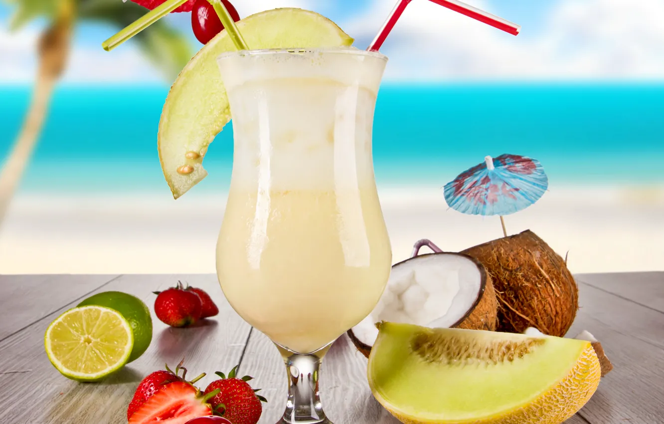 Фото обои море, пляж, вишня, пальма, стол, бокал, кокос, клубника