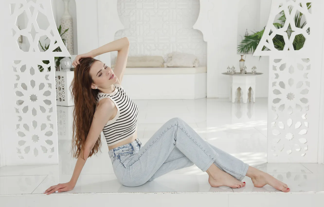 Фото обои long hair, model, awesome, gorgeous, photoshoot, posing, beautiful face, barefoot girl