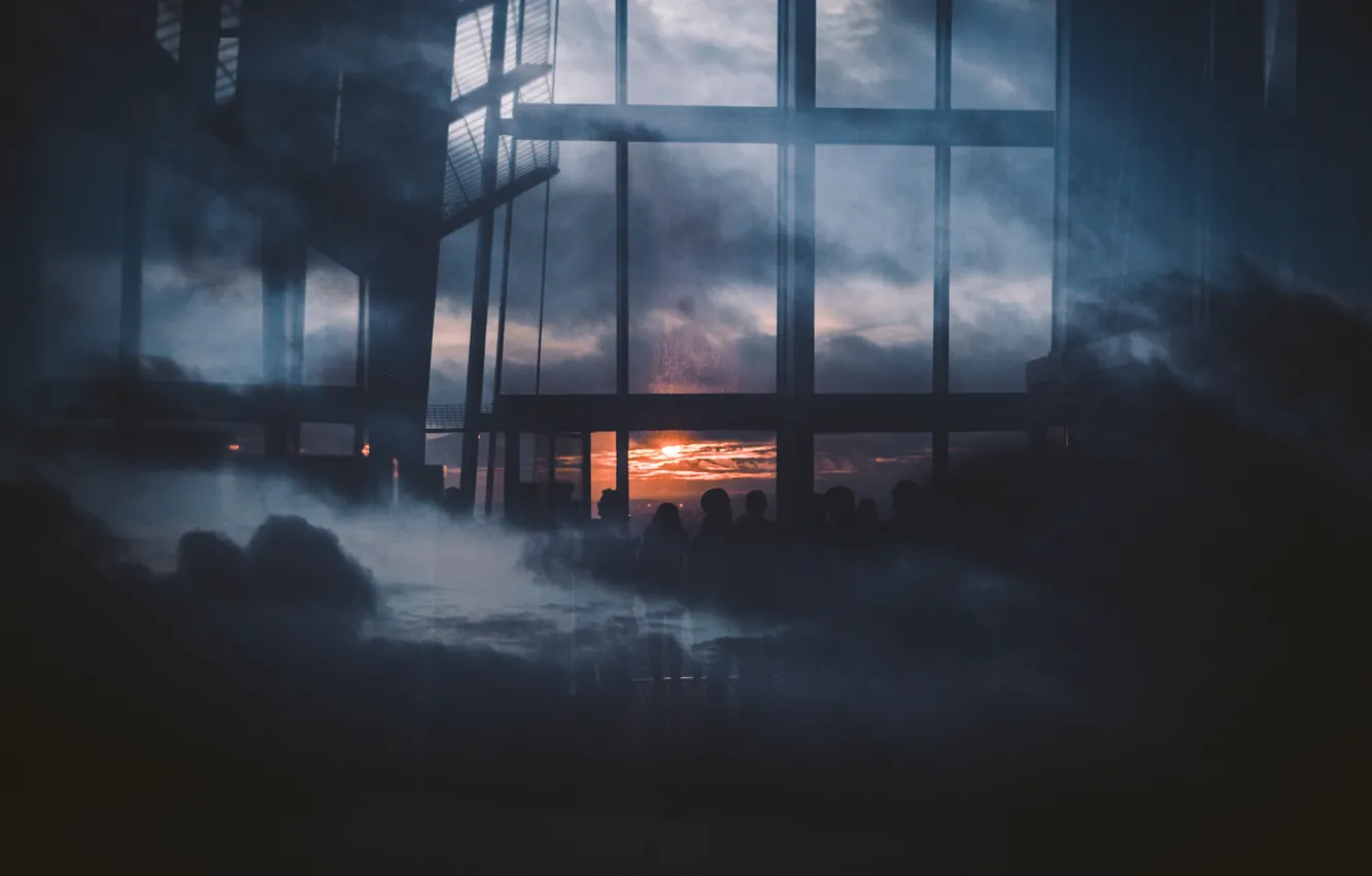 Фото обои облака, отражения, закат, люди, окна, силуэты