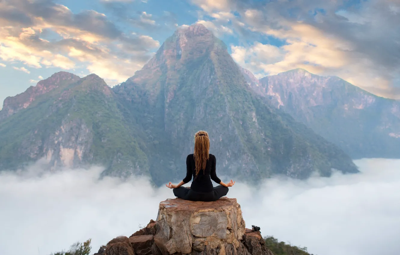 Фото обои девушка, облака, горы, релакс, медитация, йога, вершина, girl