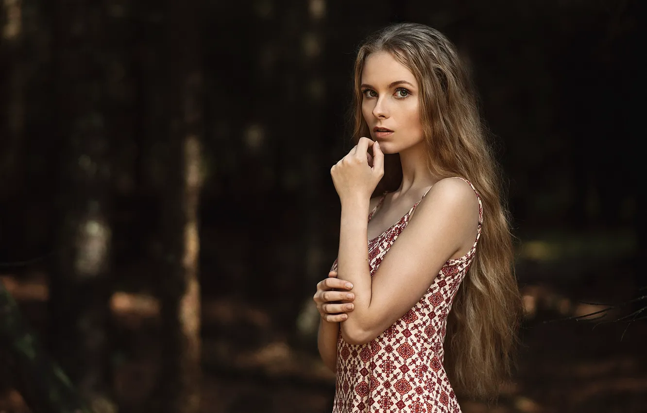 Фото обои поза, фон, модель, портрет, макияж, платье, прическа, шатенка