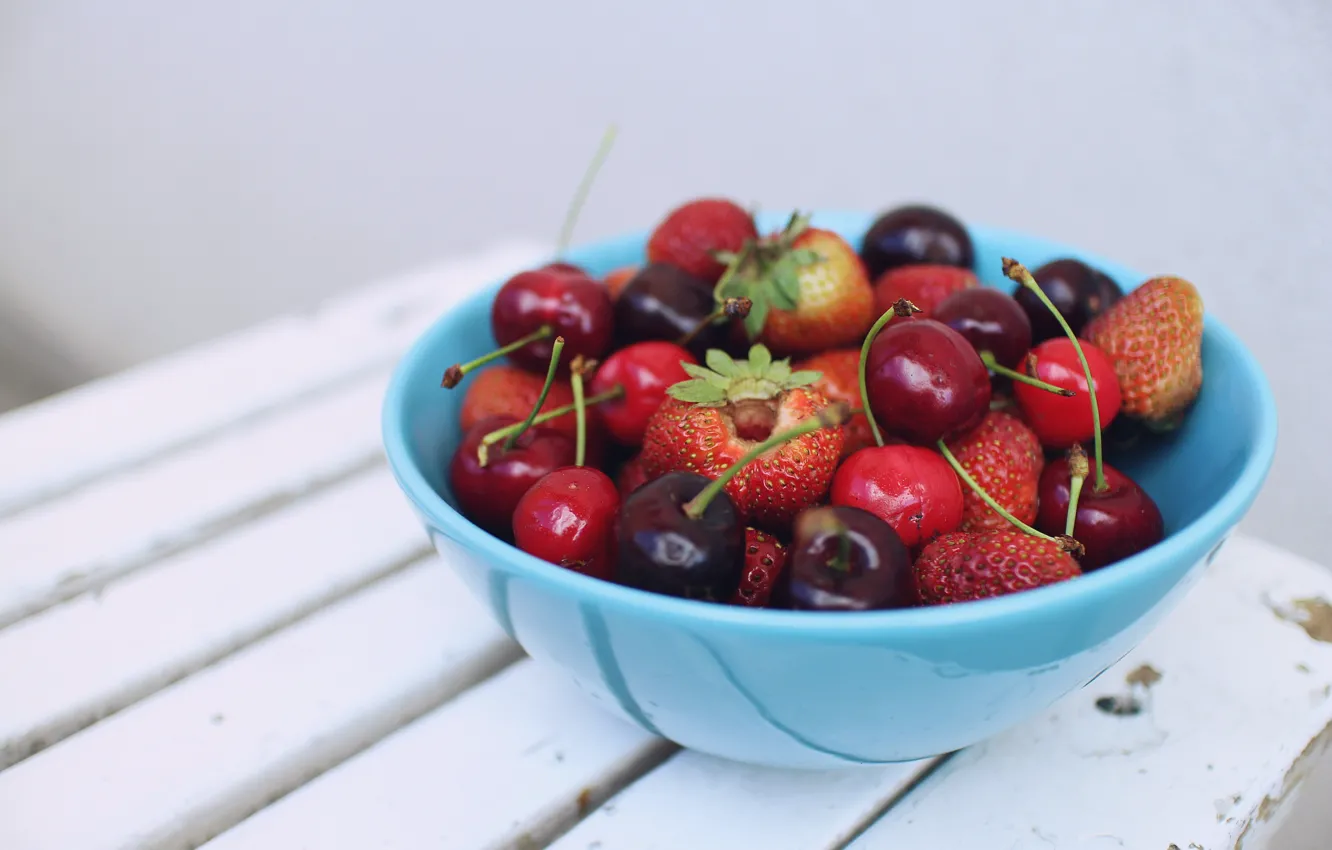 Фото обои ягоды, клубника, тарелка, фрукты, wood, черешня
