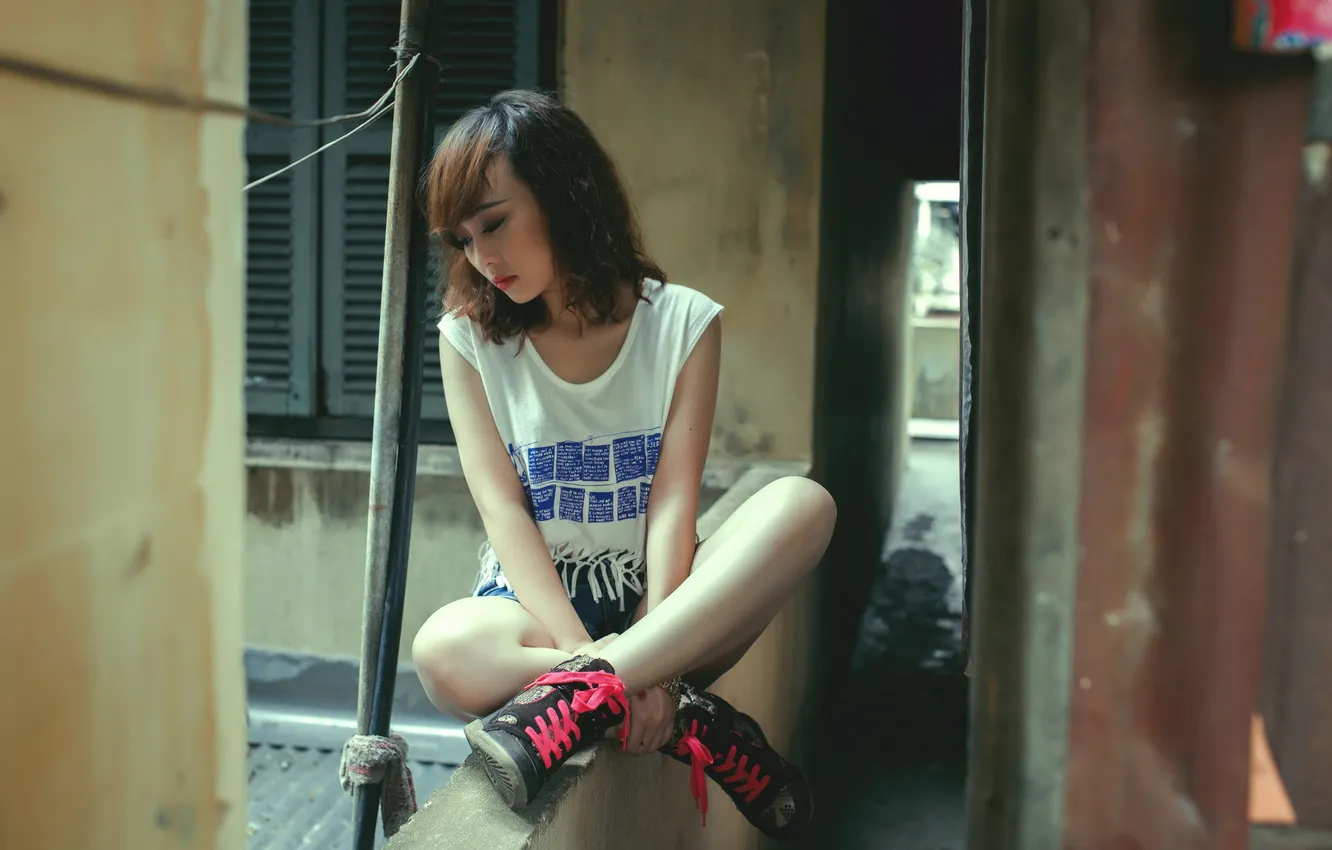 Фото обои грусть, девушка, печаль, балкон, азиатка, уныние