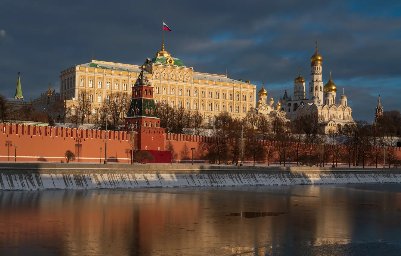 Фото обои река, стена, Москва, храм, Россия, набережная, Москва-река, Архангельский собор