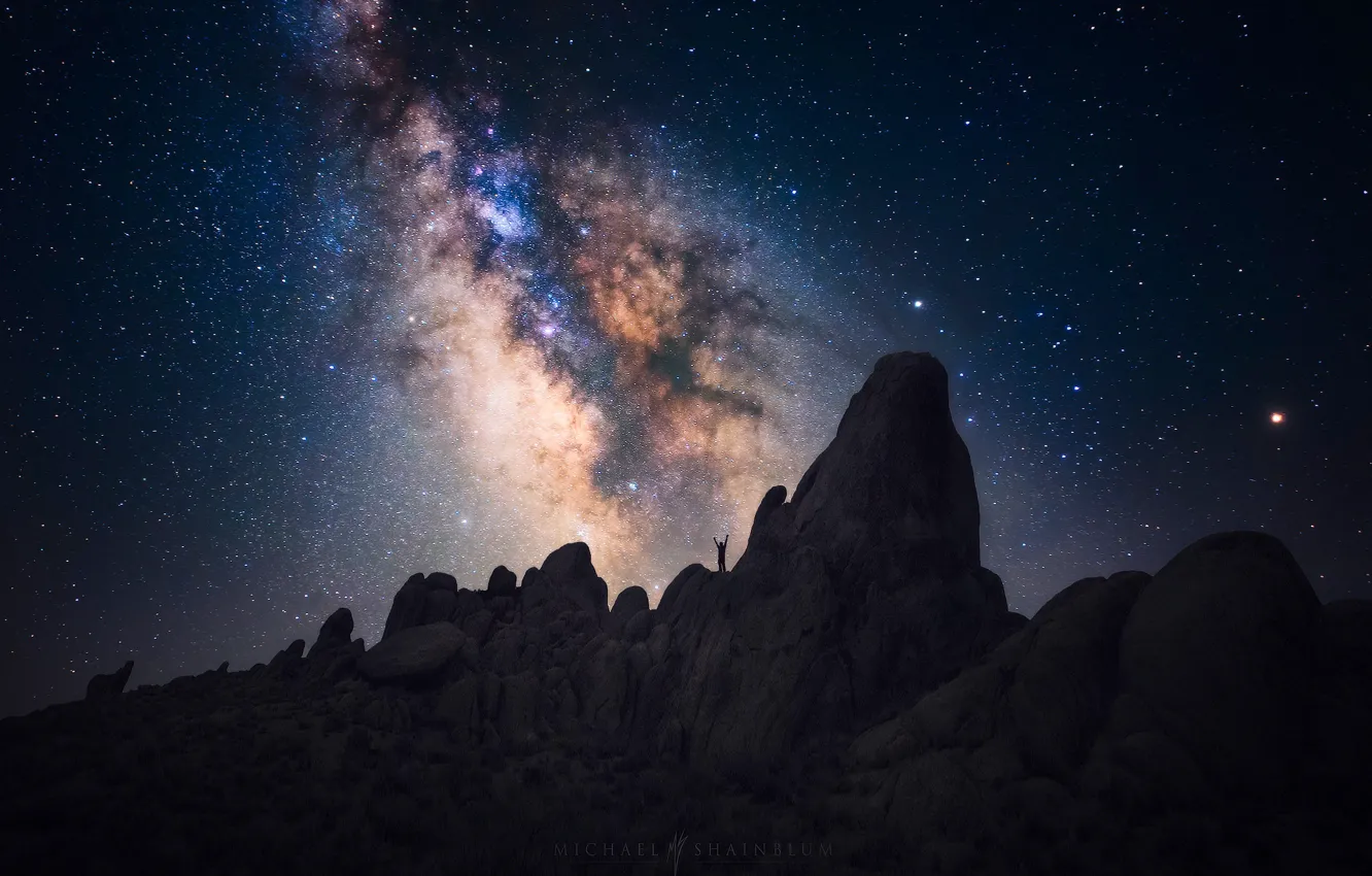 Фото обои небо, звезды, ночь, скалы, человек, млечный путь