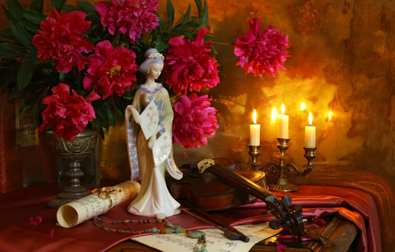 Фото обои ноты, скрипка, японка, свеча, букет, ожерелье, статуэтка, пионы