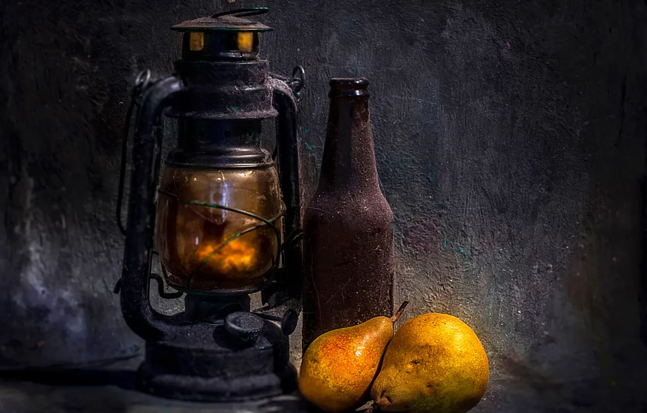 Фото обои бутылка, лампа, пыль, натюрморт, Two pears