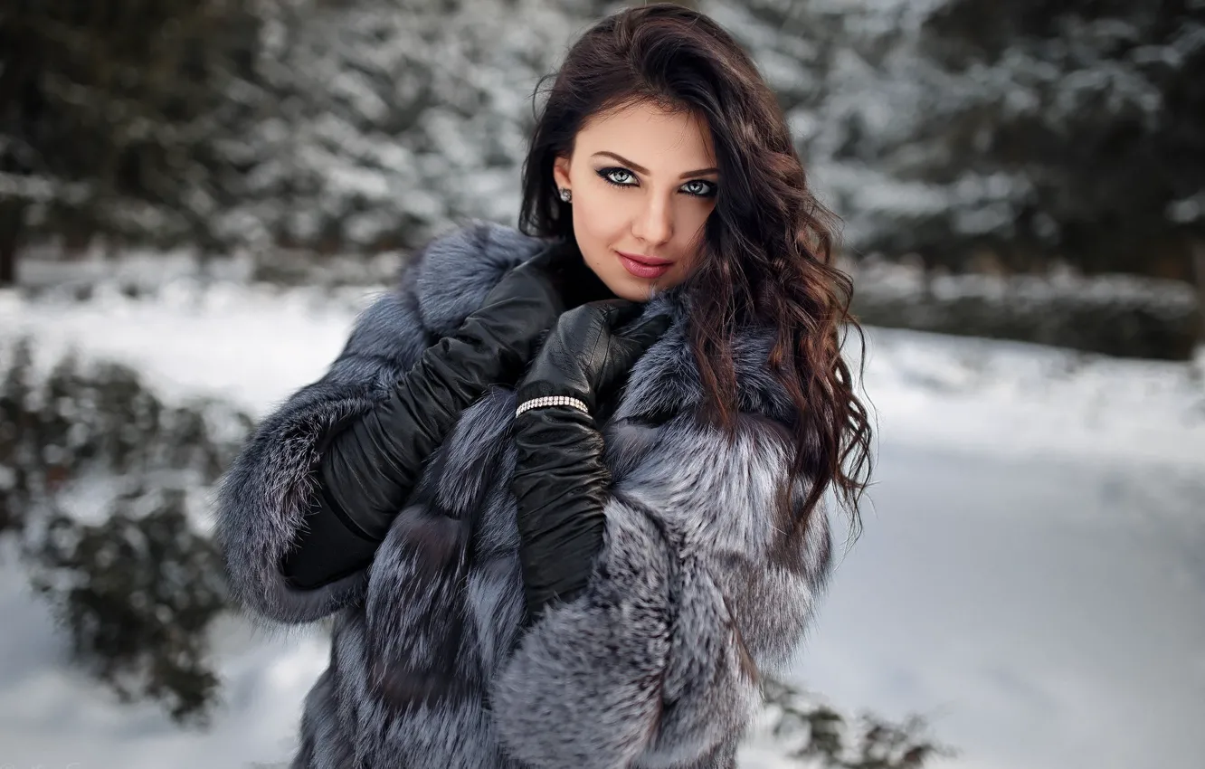 Фото обои зима, снег, макияж, брюнетка, прическа, перчатки, шуба, мех