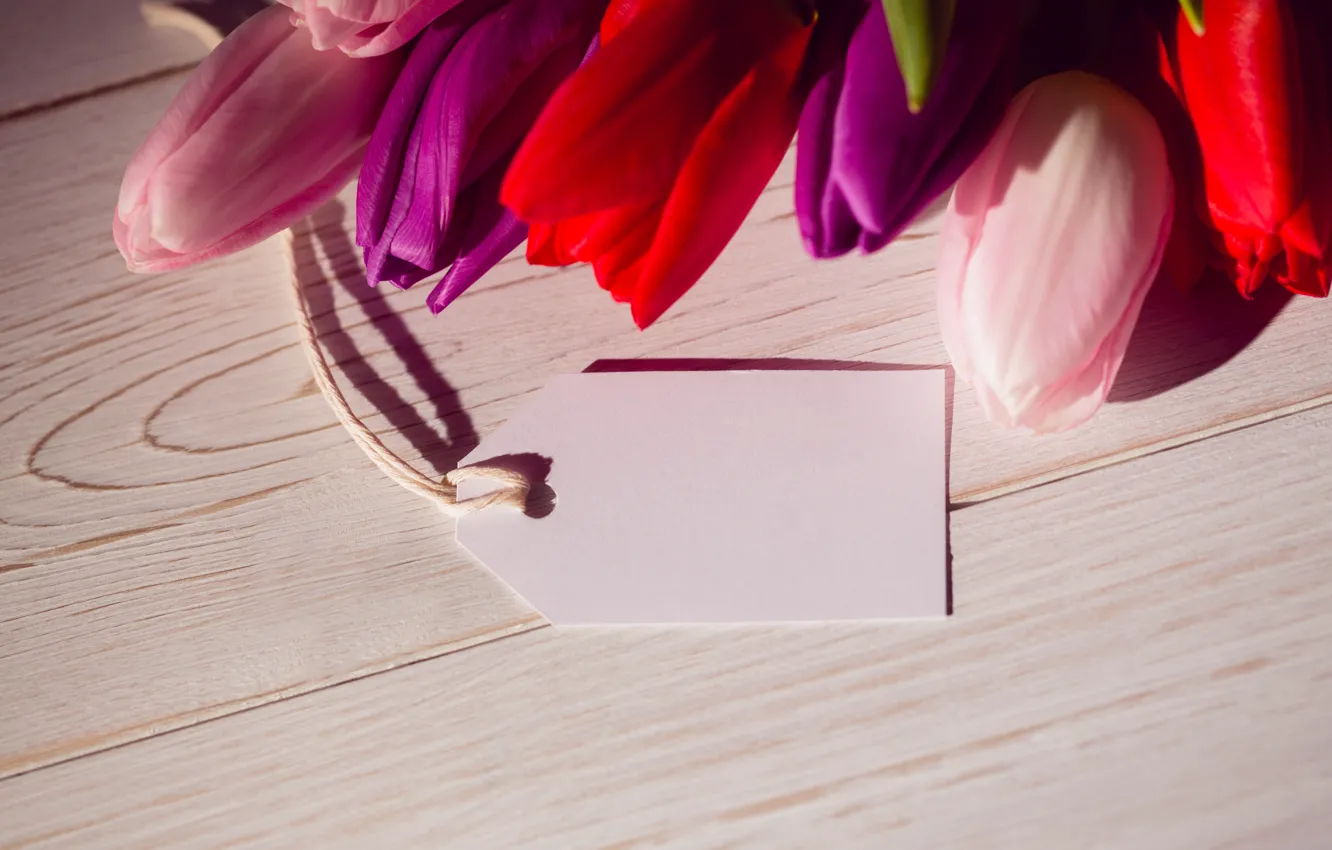 Фото обои цветы, букет, colorful, тюльпаны, red, white, wood, flowers