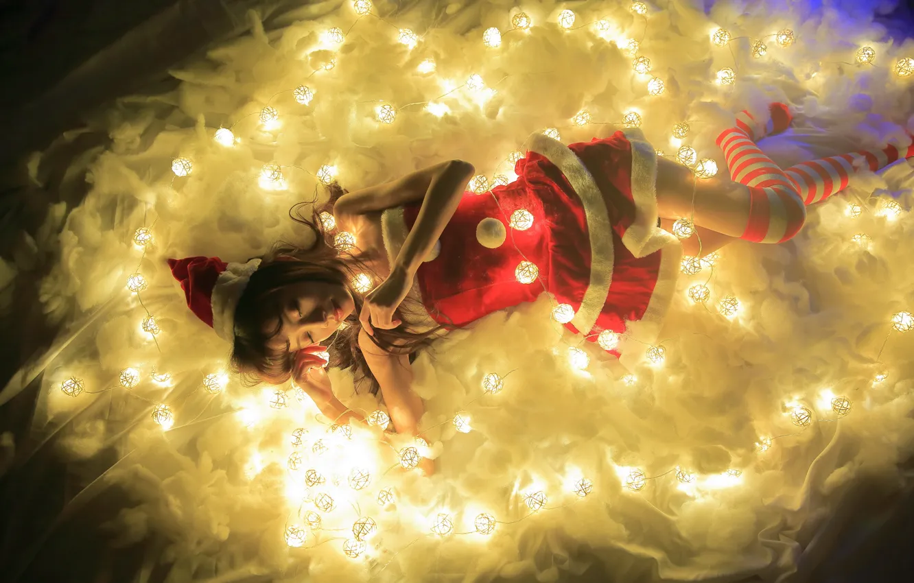 Фото обои девушка, свет, огни, праздник, лежит, азиатка, гирлянды