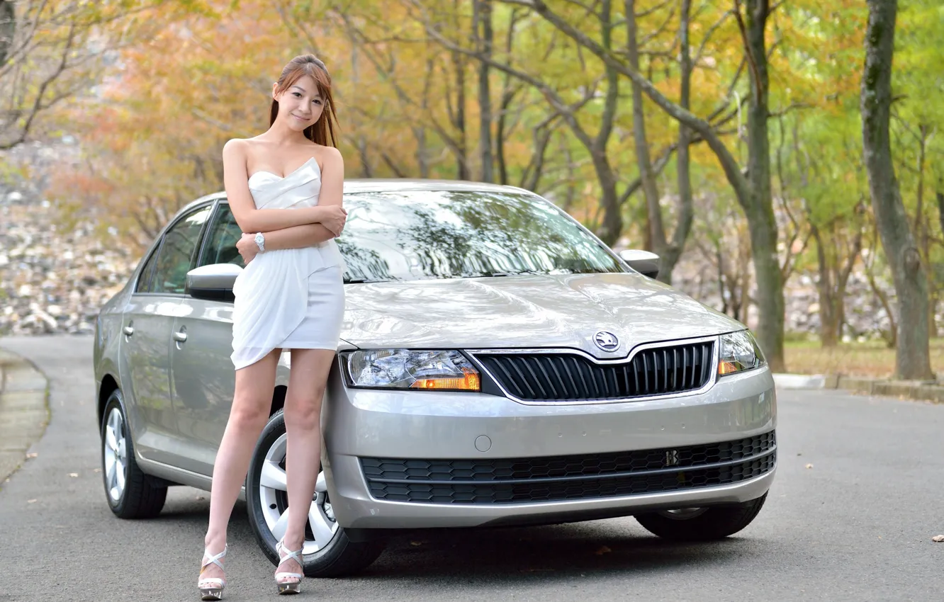 Фото обои дорога, авто, взгляд, Девушки, азиатка, красивая девушка, Skoda, позирует над машиной