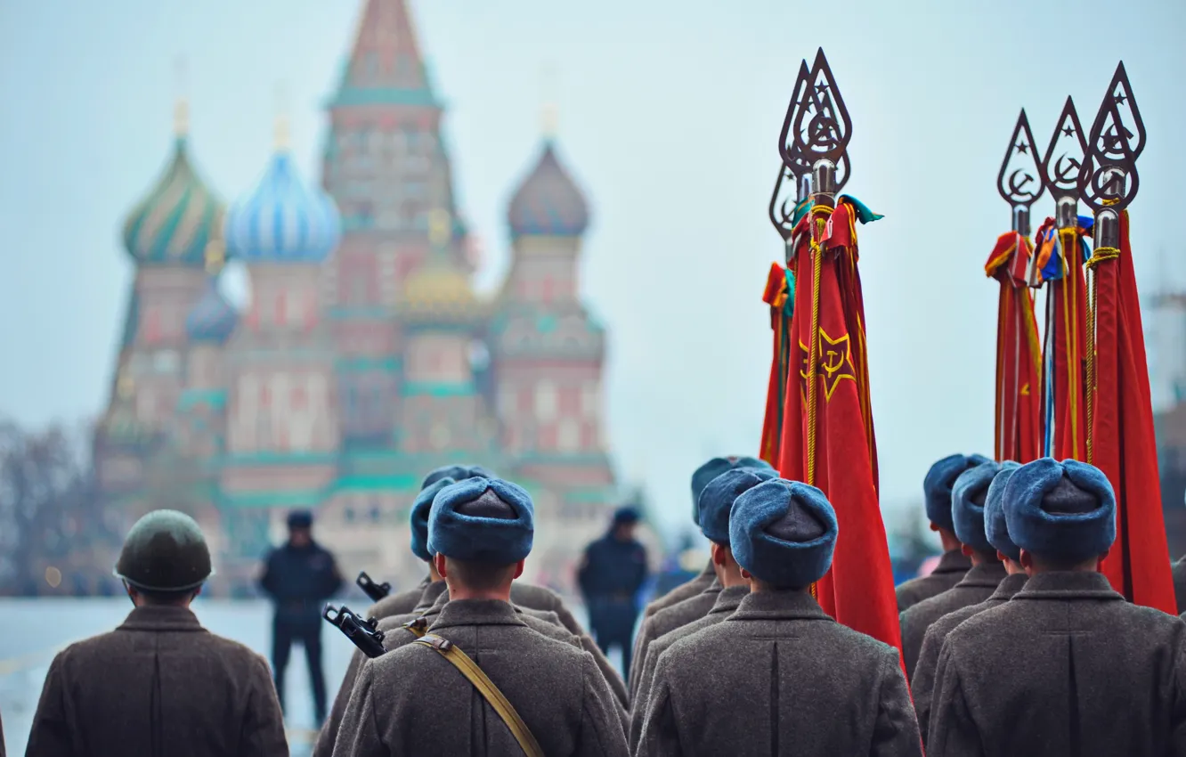 Фото обои праздник, день победы, солдаты, флаги, красная площадь, 9 Мая