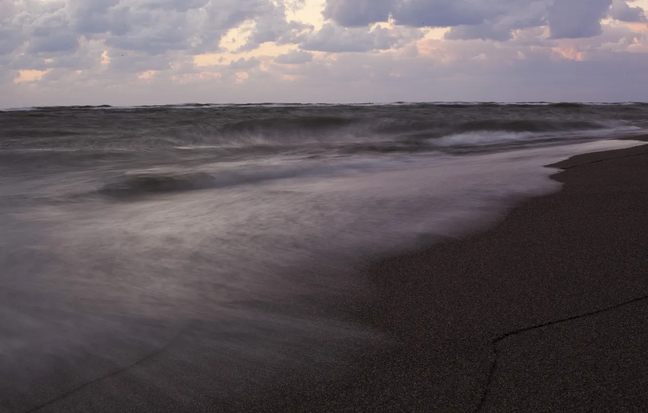 Фото обои песок, море, волны, пляж, небо, облака, тучи, серый