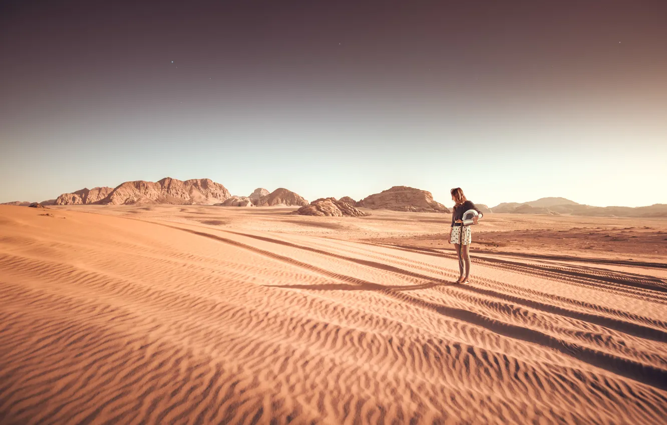 Фото обои девушка, звезды, холмы, пустыня, волосы, юбка, тень, сухой