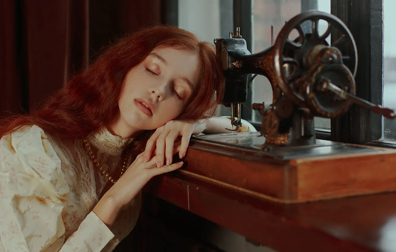 Фото обои девушка, лицо, руки, рыжая, рыжеволосая, закрытые глаза, спящая, швейная машинка