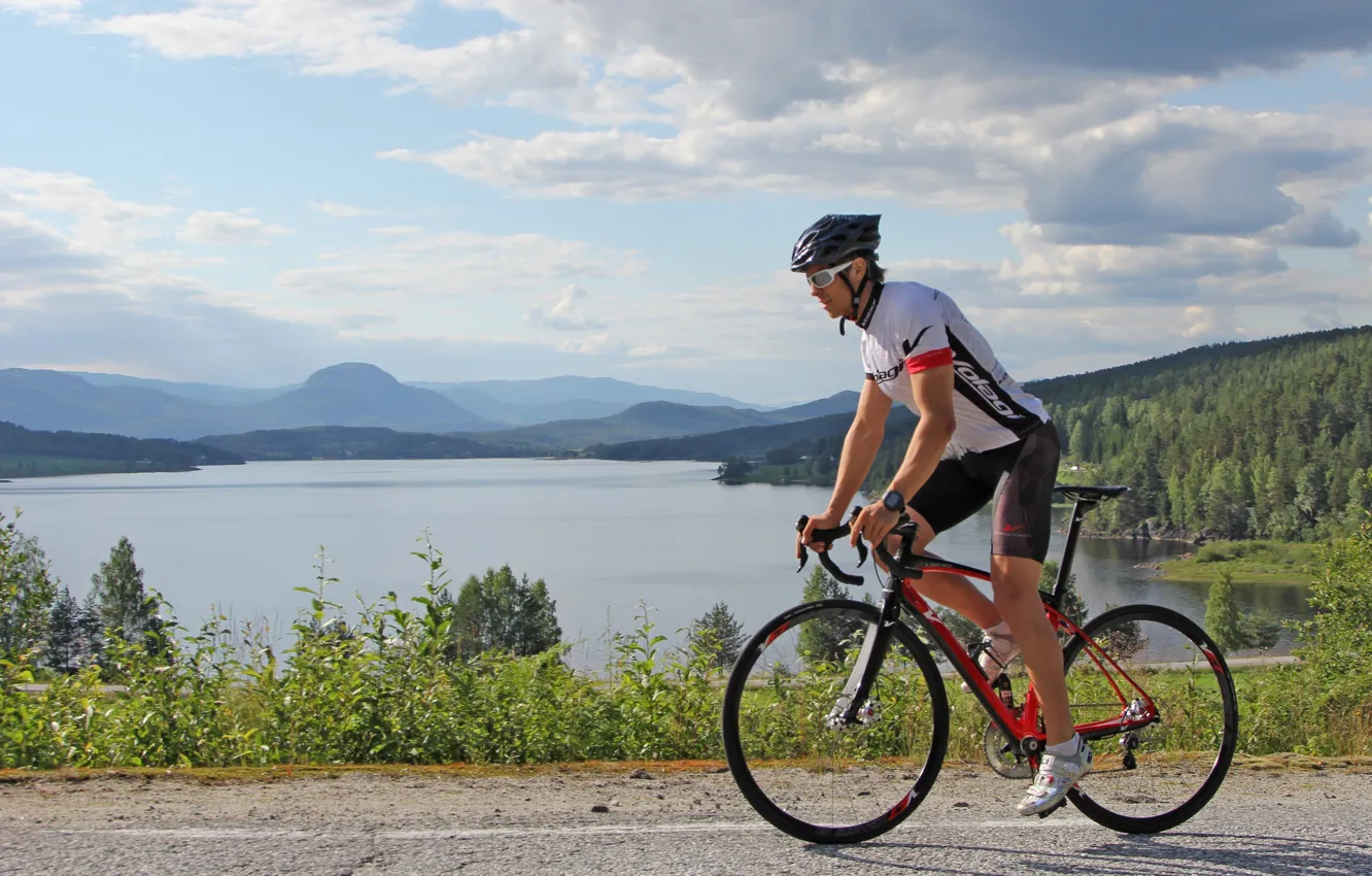 Фото обои дорога, природа, озеро, спорт, велосипедист, road bike, дорожник