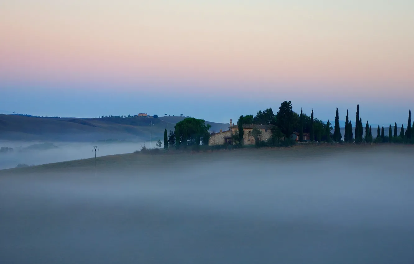 Фото обои небо, деревья, туман, дом, холмы, утро, Италия, Тоскана
