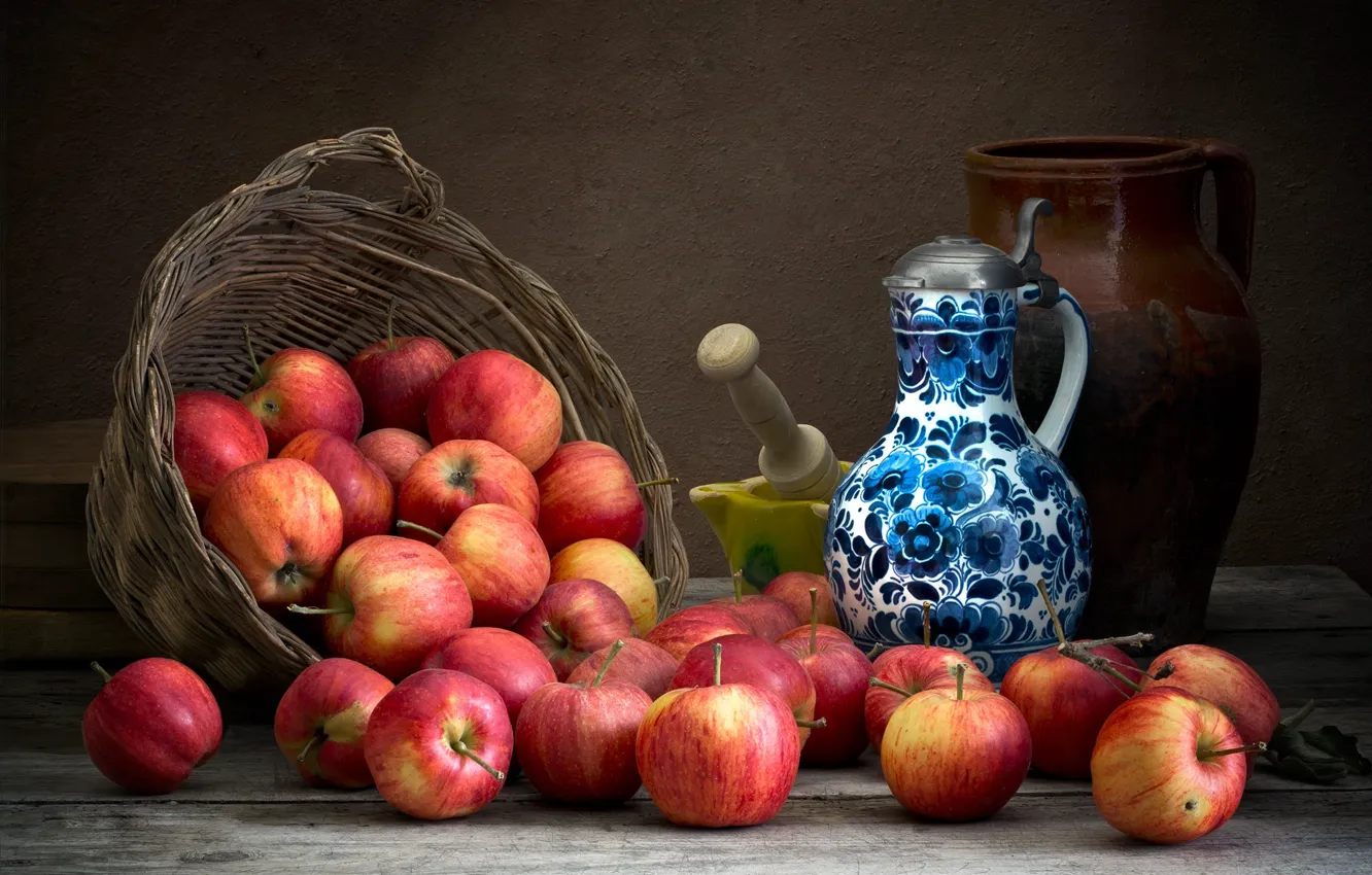 Фото обои темный фон, яблоки, еда, посуда, кувшин, фрукты, натюрморт, композиция