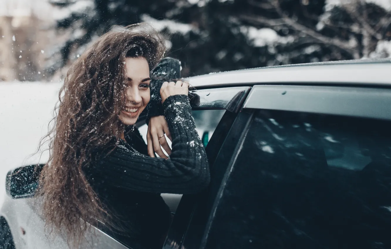 Фото обои зима, улыбка, Александра Турбина, волосы, машина, Ольга Лаферова, Девушка