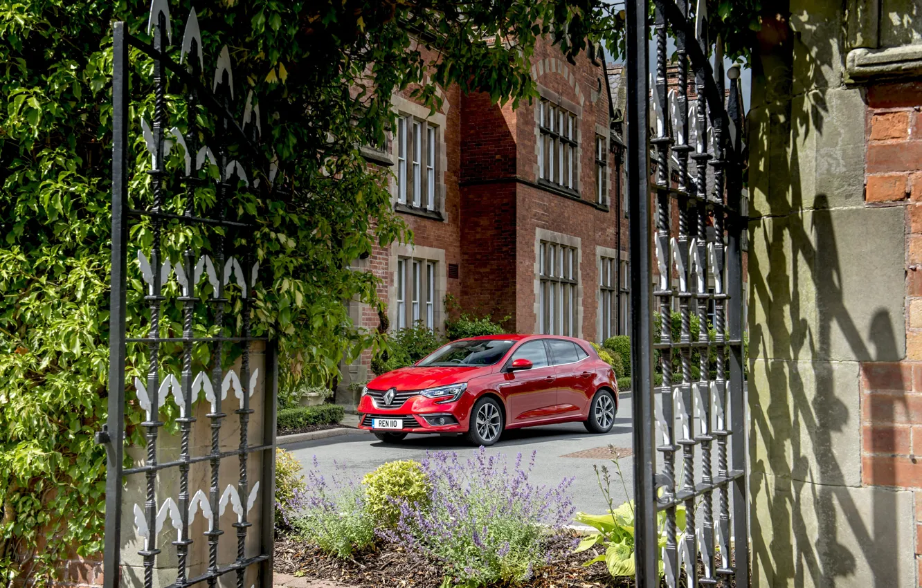 Фото обои авто, красный, ворота, Renault, red, Megane, metallic