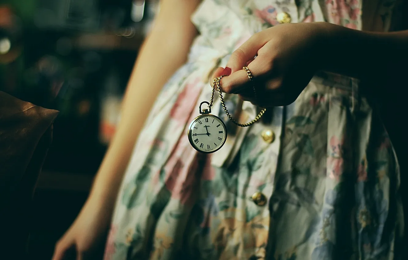 Фото обои часы, рука, платье, цепочка