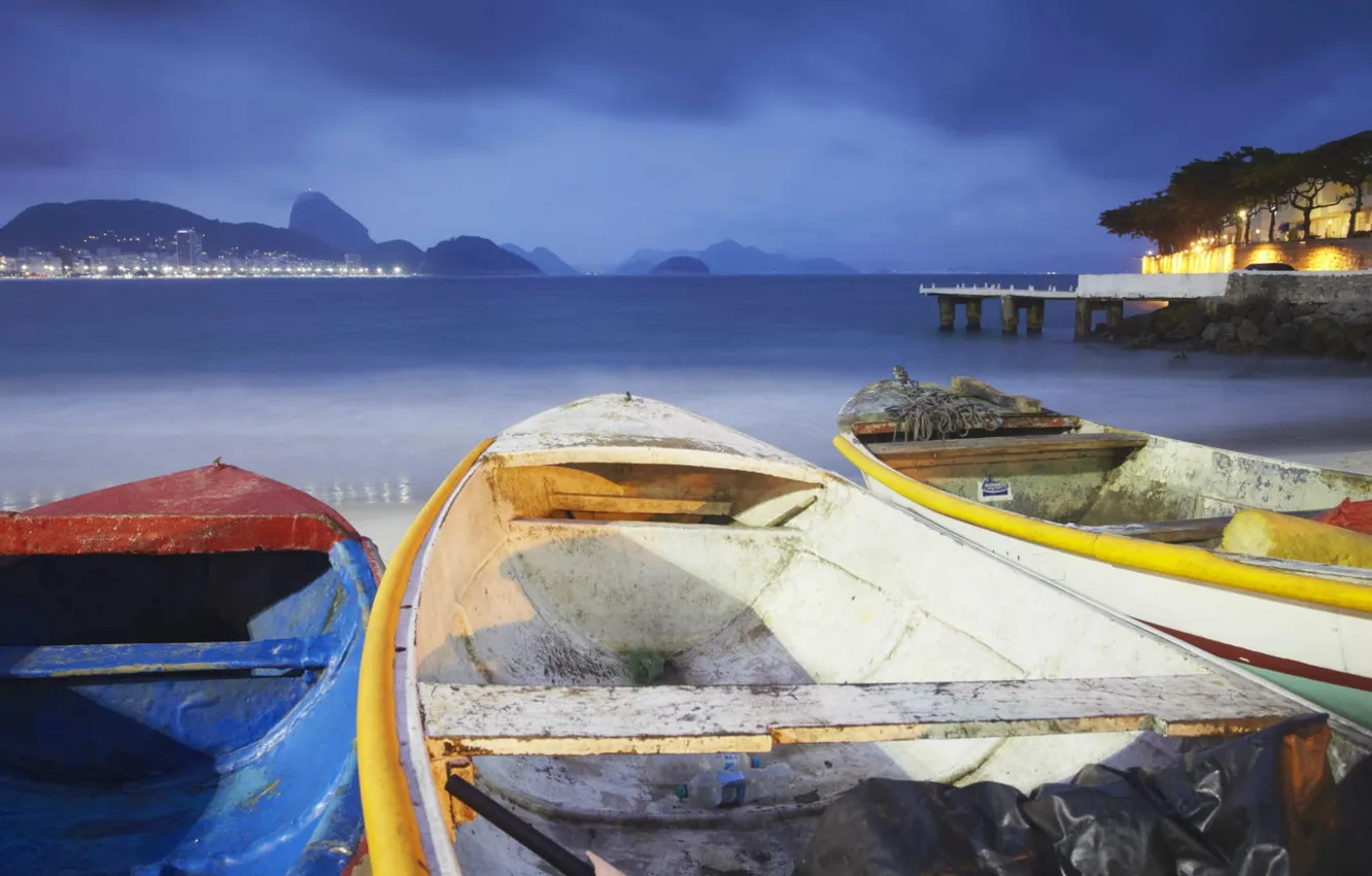 Фото обои море, горы, тучи, огни, лодка, Бразилия, Рио-де-Жанейро, Копакабана