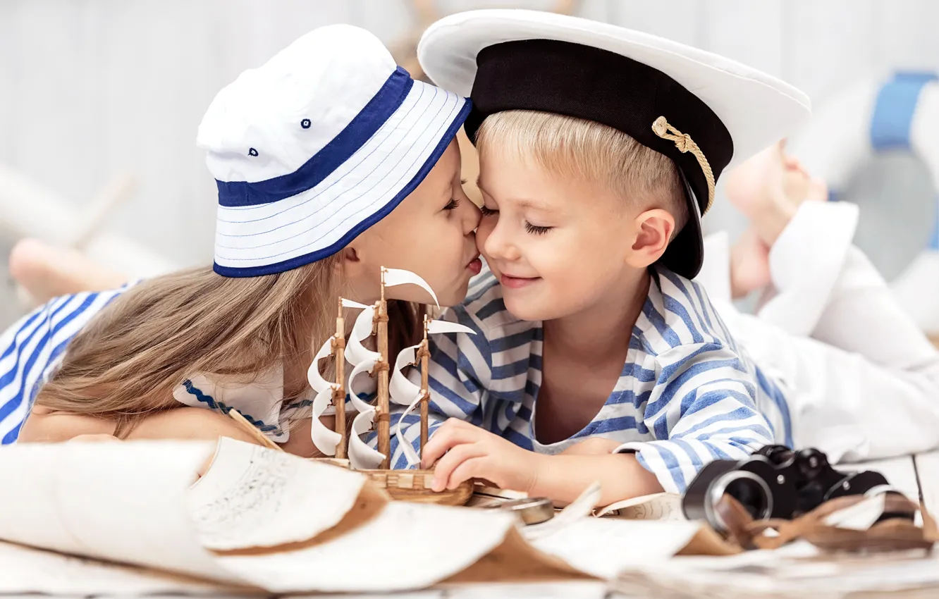 Фото обои дети, поцелуй, шляпа, мальчик, дружба, девочка, girl, кораблик